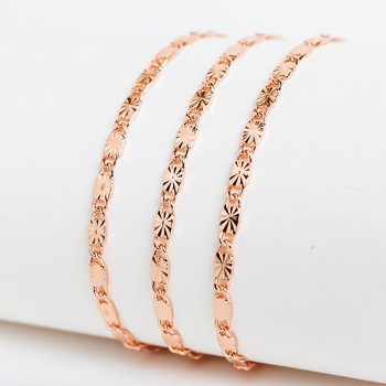 Apzeltītā ķēdīte Masīvā gliemežvāka ar saules staru gravējumu posmu virkne