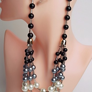 Kaklarota ar auskariem pērles