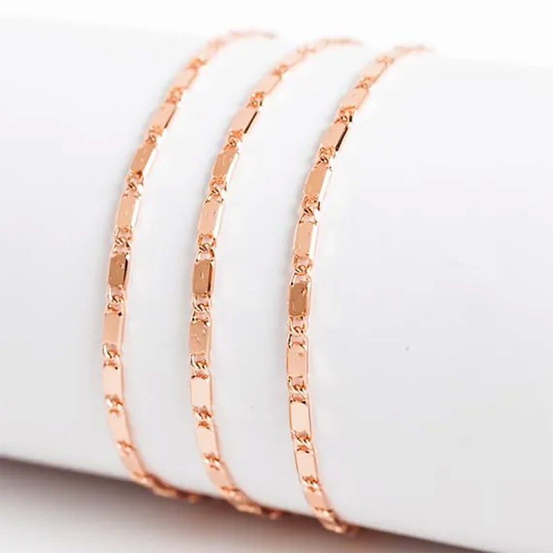 Apzeltītā ķēdīte Garu cietu gliemežu pulētu posmu virkne