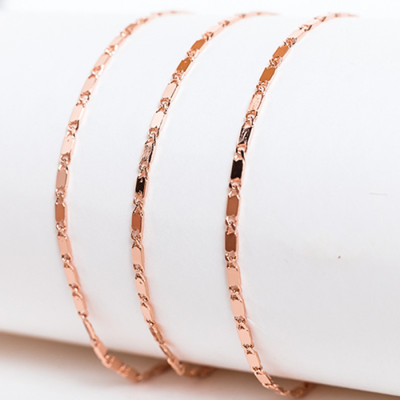 Apzeltītā ķēdīte Plakanu smalku pulētu gliemežvāku posmu virkne