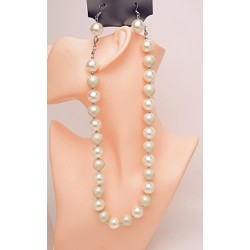 Kaklarota ar auskariem pērles