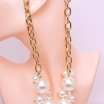 Kaklarota ar auskariem pērles