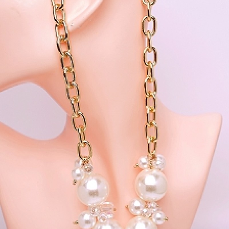 Kaklarota ar auskariem pērles