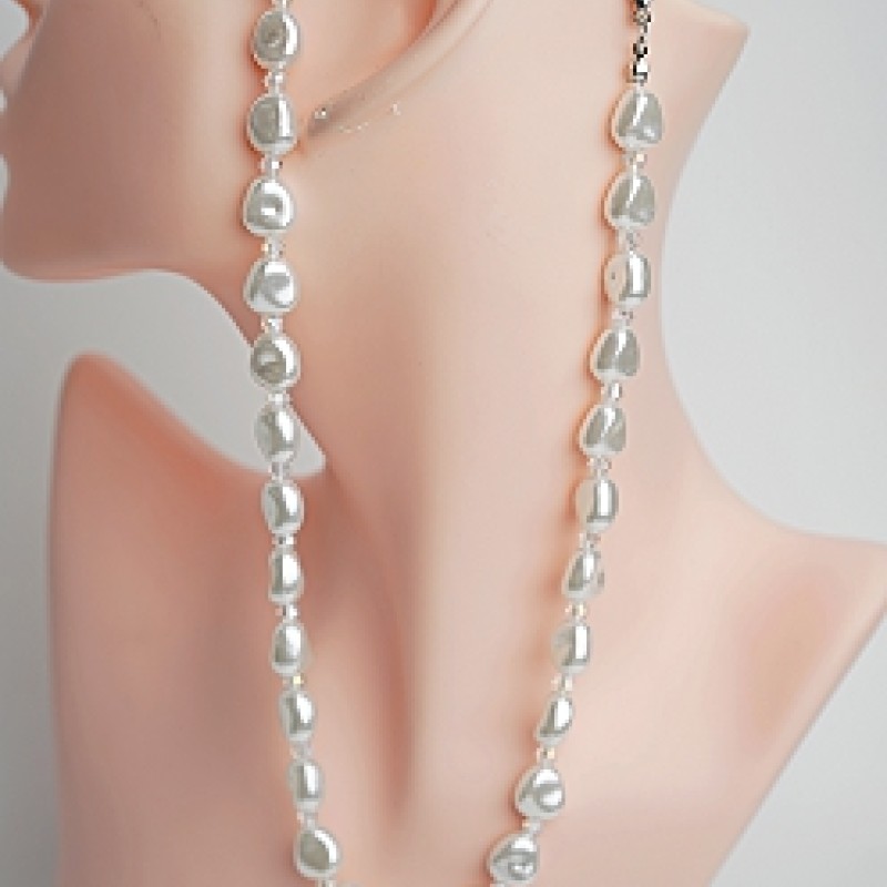 Kaklarota ar auskariem pērles