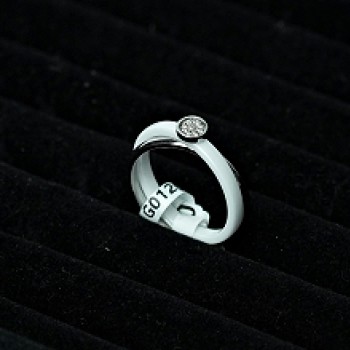 Gredzens ar rodija pārklājumu un keramiku