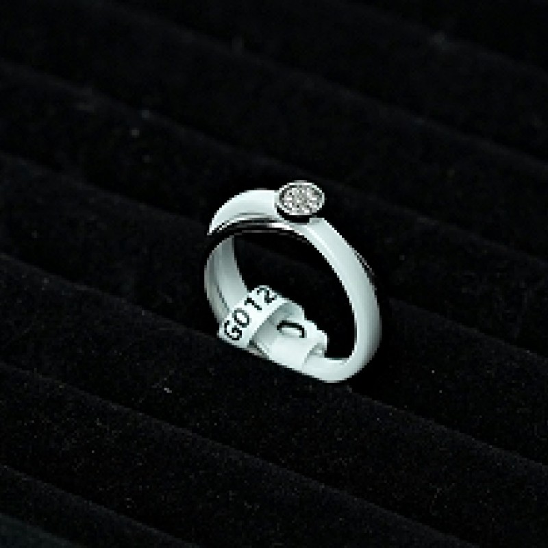 Gredzens ar rodija pārklājumu un keramiku