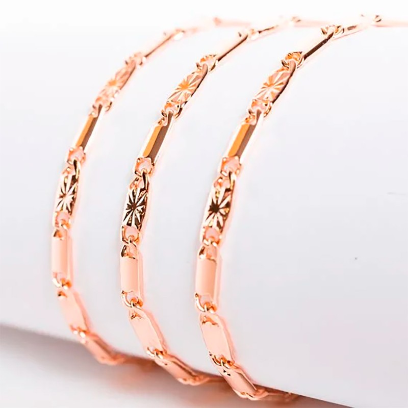 Apzeltītā ķēdīte Vienlaidu glancētu gliemežvāku un saules staru gravējuma posmu virkne