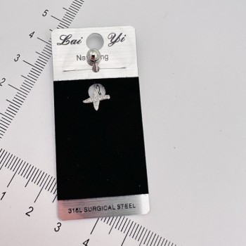 Apzeltīts pīrsings Lai Yi