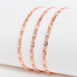 Apzeltītā ķēdīte Masīvā gliemežvāka ar saules staru gravējumu posmu virkne