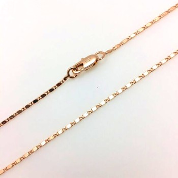 Apzeltītā ķēdīte Smalku pulētu gliemežvāku posmu virkne