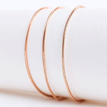 Apzeltītā ķēdīte Plānu čūskas skeleta posmu virkne