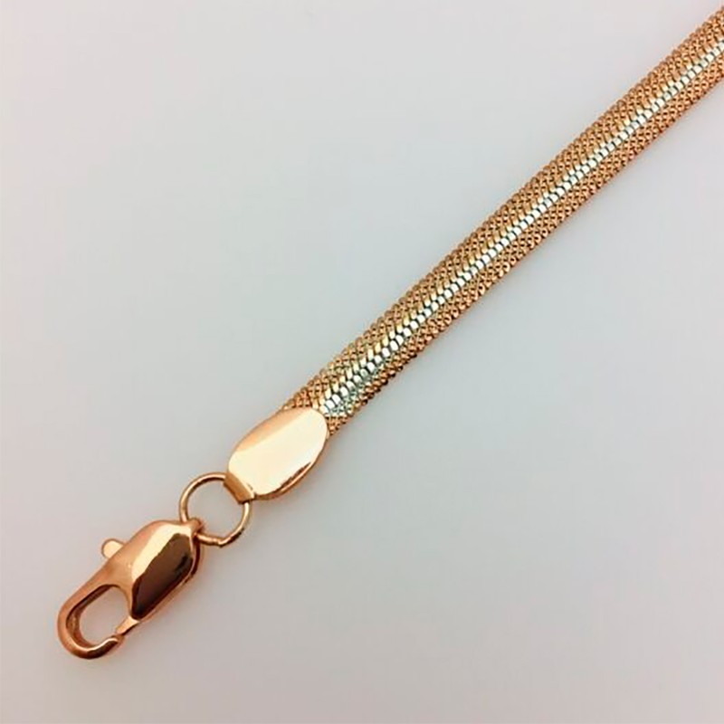 Apzeltītā ķēdīte Plakanu čūskas skeleta sānos šķērsām grāvētu posmu virkne